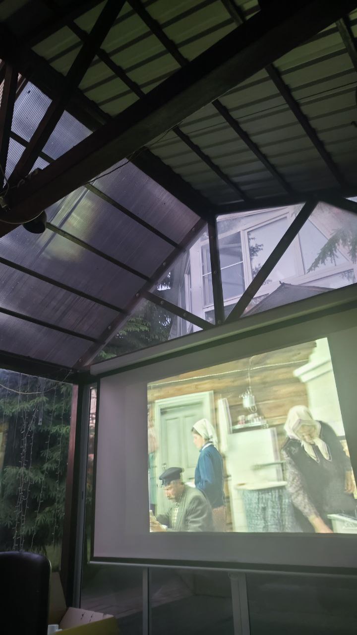 Огромный экран для трансляций или кино