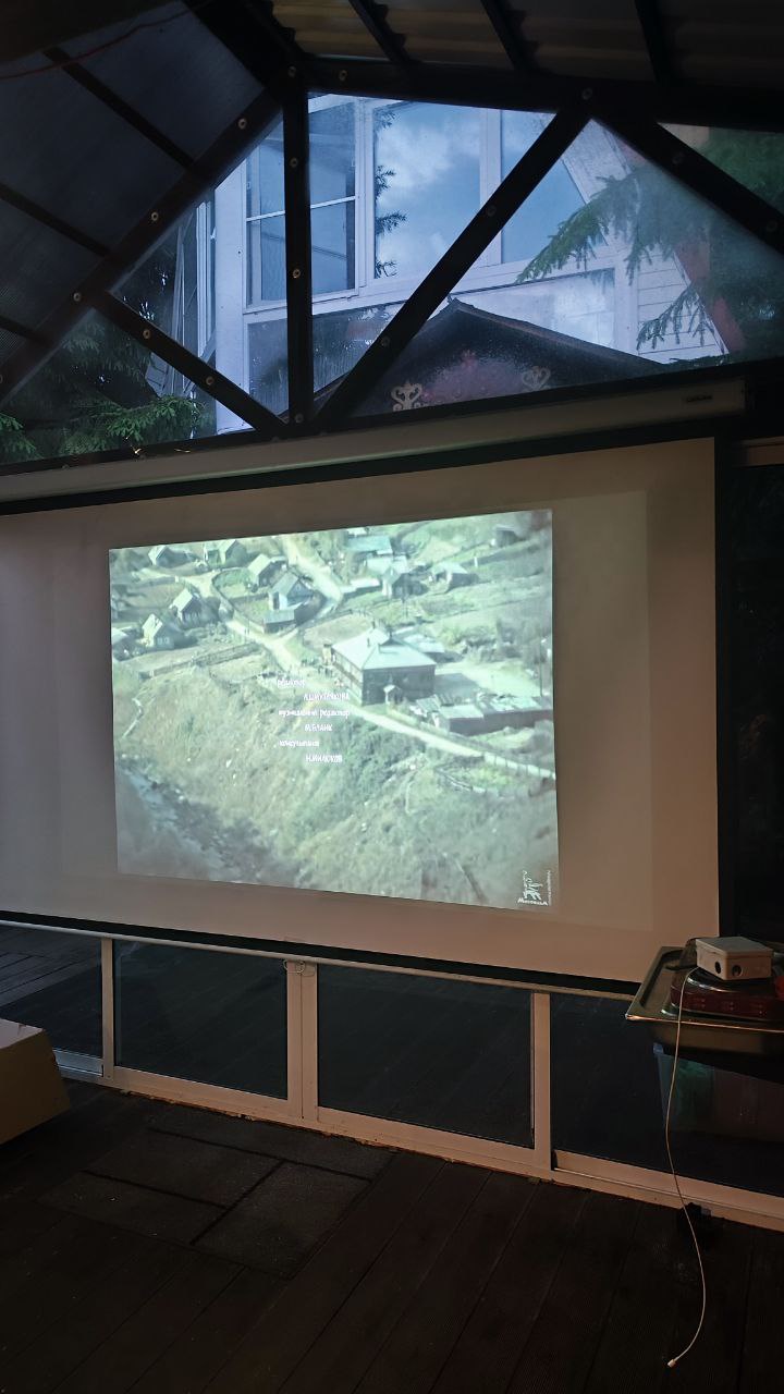 Огромный экран для трансляций или кино