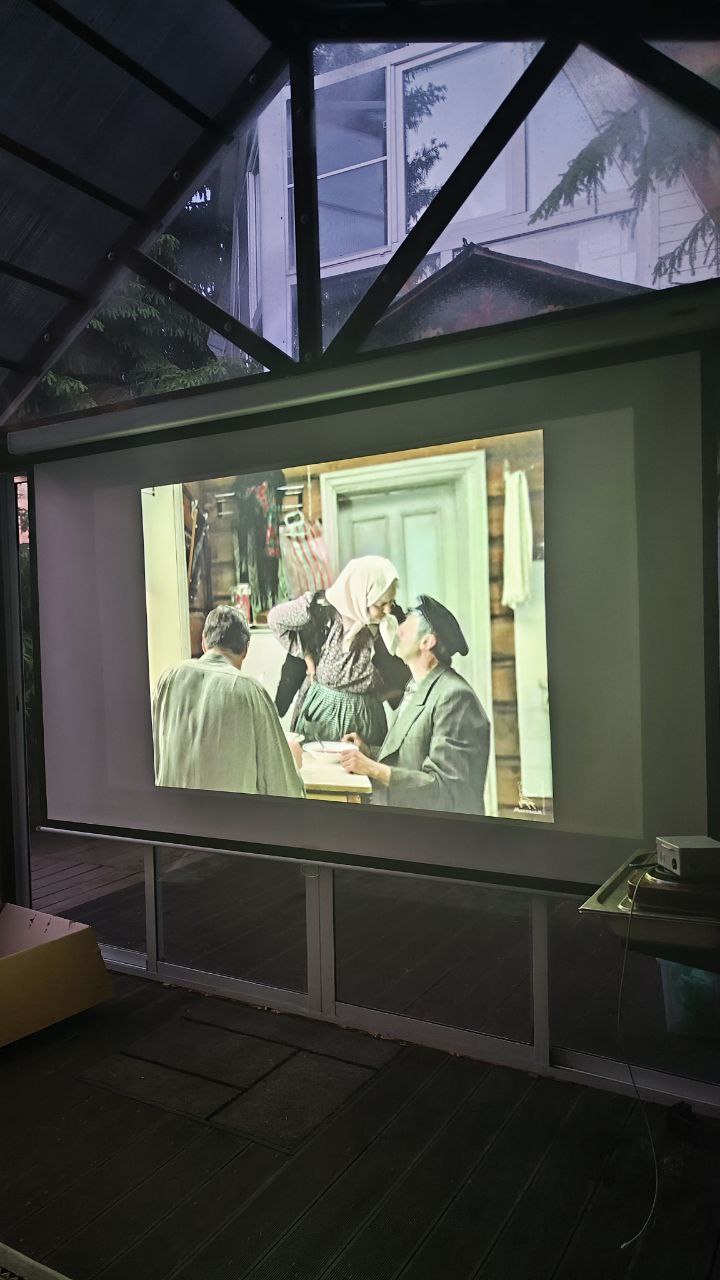 Огромный экран для трансляций или кино