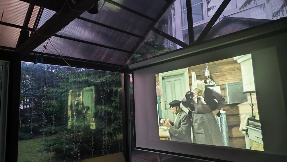 Огромный экран для трансляций или кино