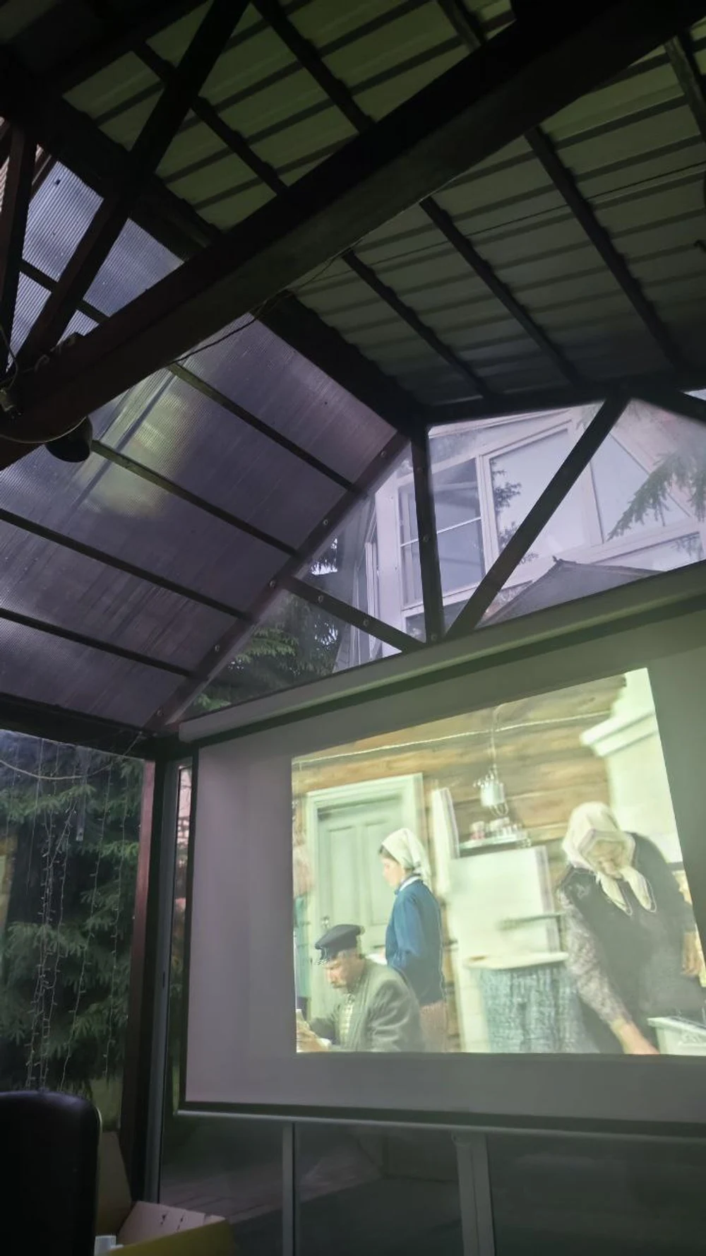 Огромный экран для трансляций или кино