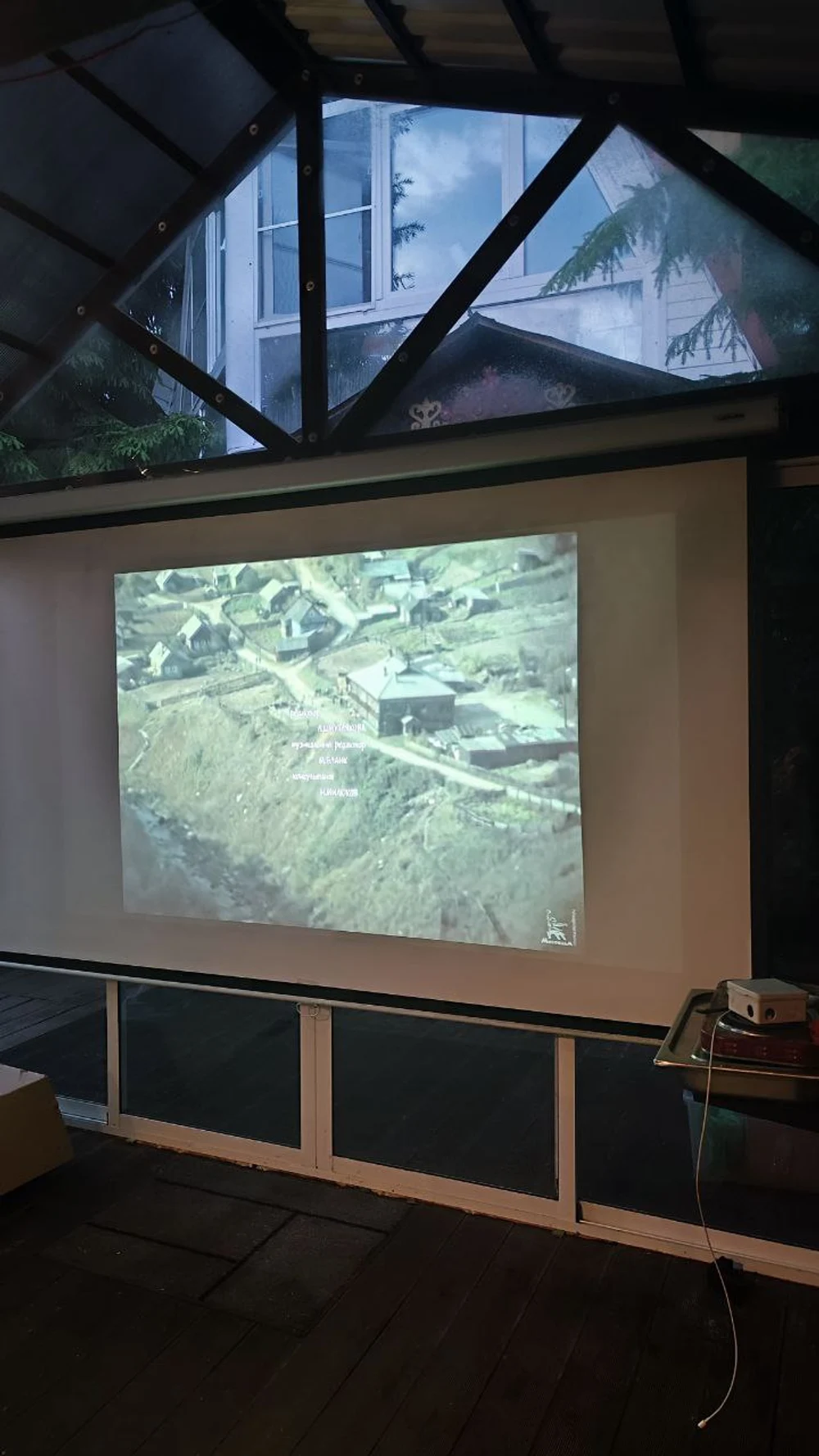 Огромный экран для трансляций или кино