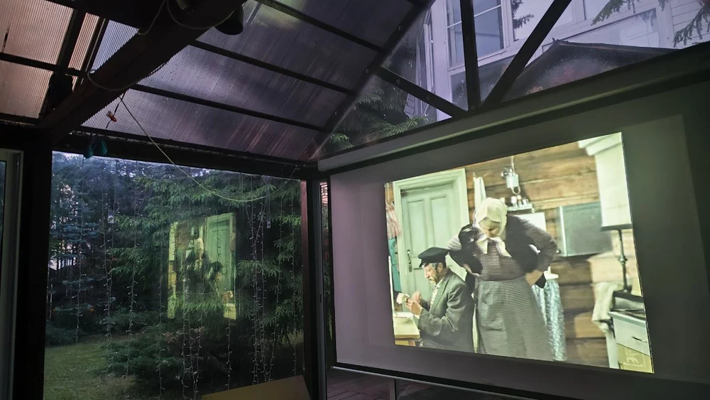 Огромный экран для трансляций или кино