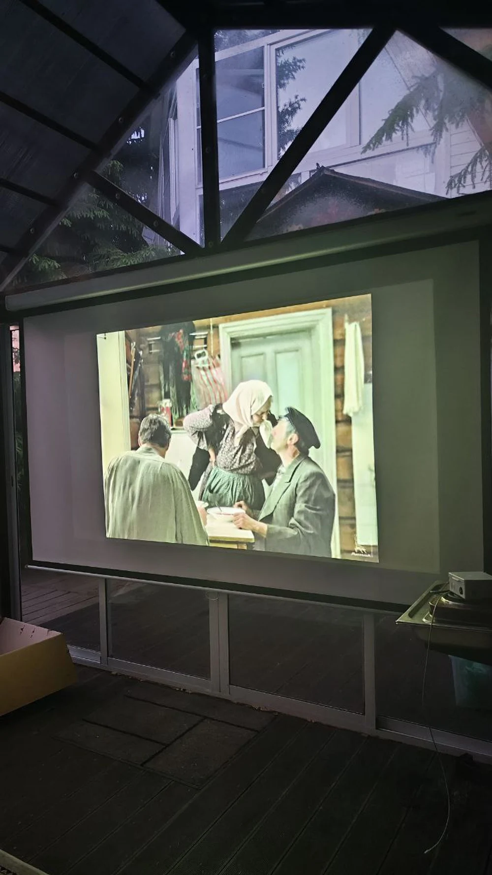 Огромный экран для трансляций или кино